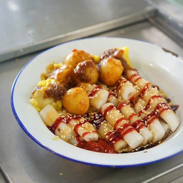 Hong Kong style fish balls, siu mai, and rice noodle rolls